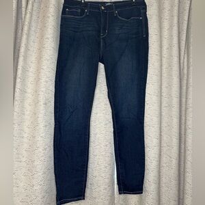 Signature Levi Totally Shaping Skinny Jean